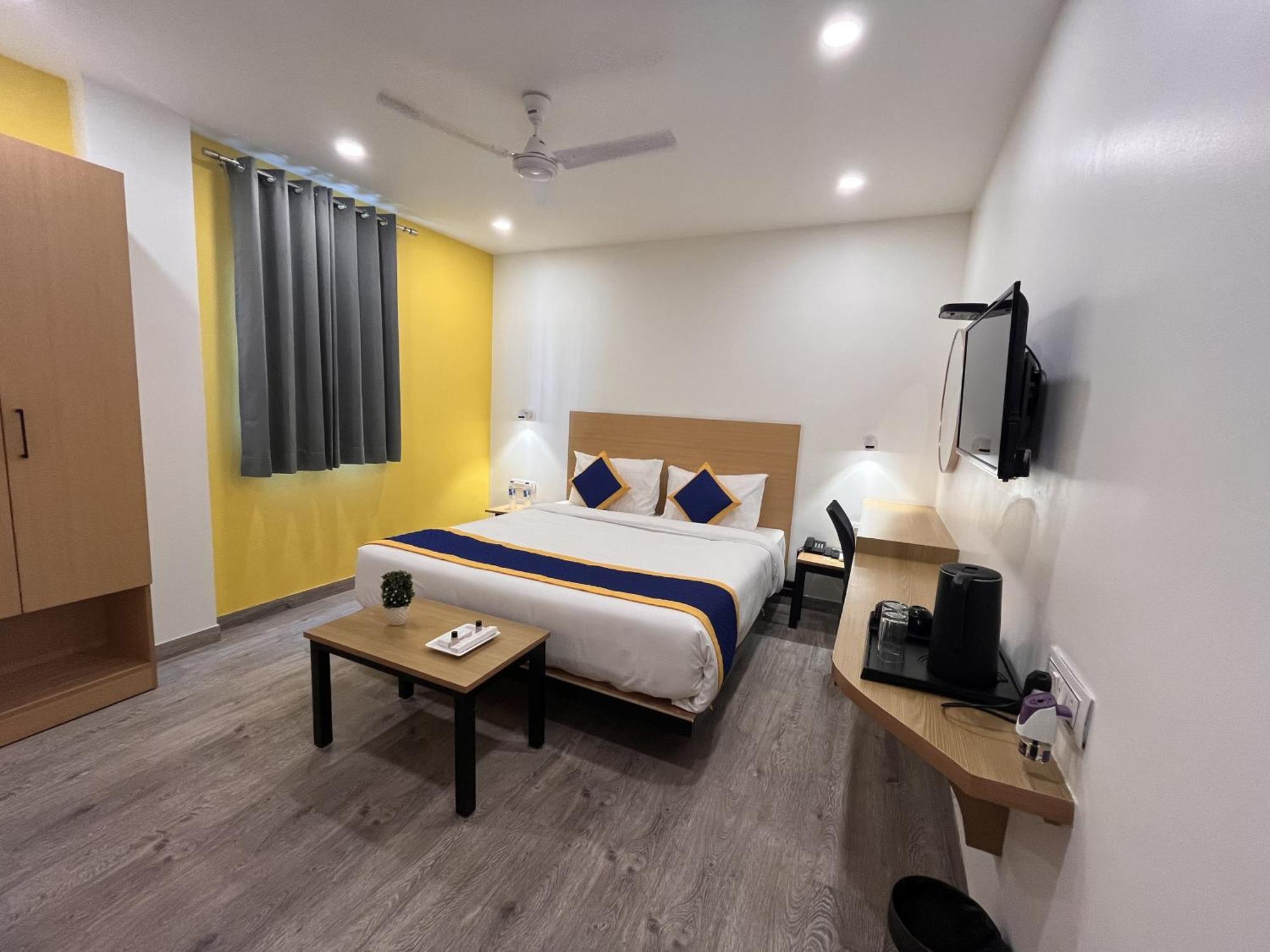 Aamantran Residency Hotel, Sohna Road, Sector 49, Gurugram Gurgaon Exterior photo