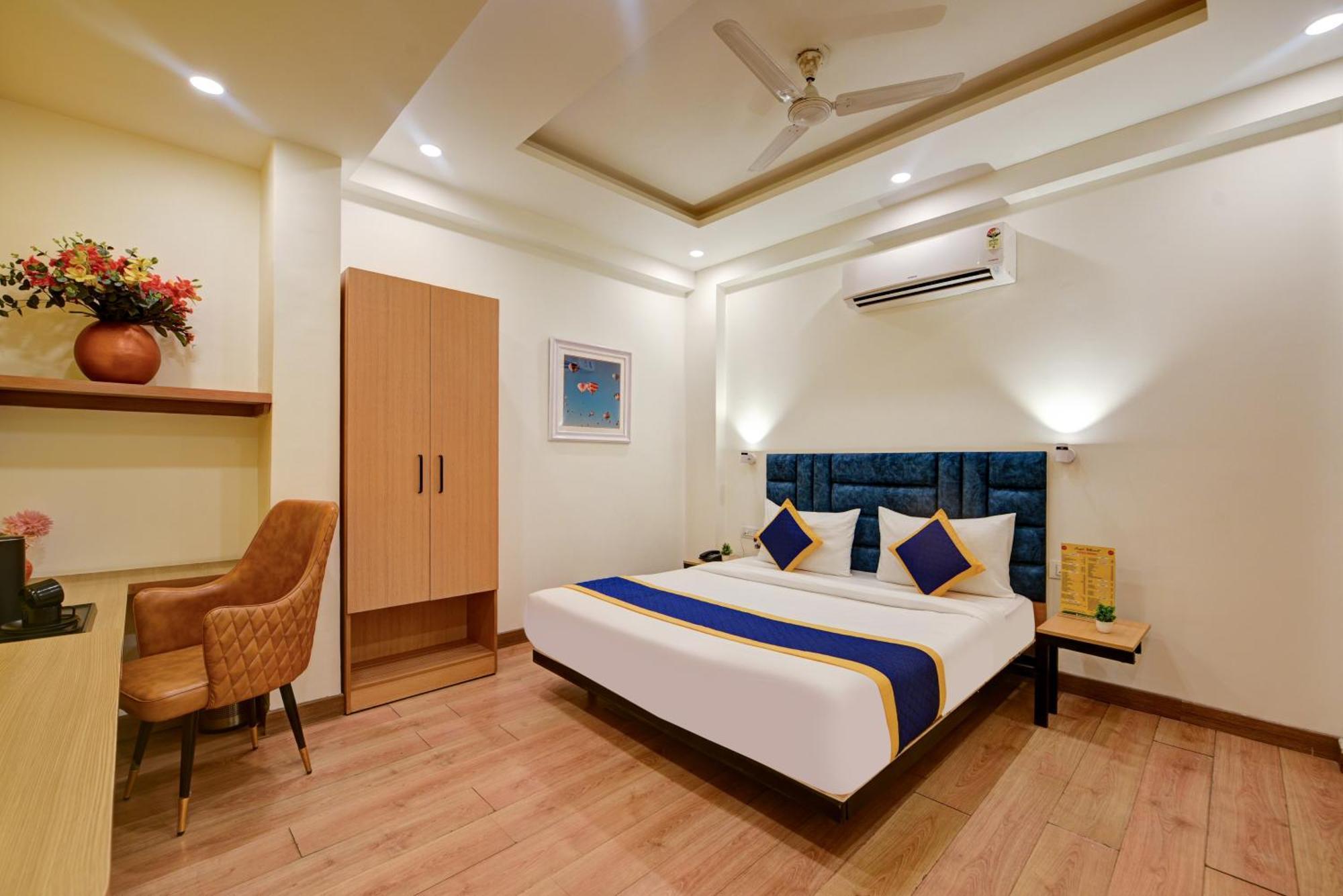 Aamantran Residency Hotel, Sohna Road, Sector 49, Gurugram Gurgaon Exterior photo
