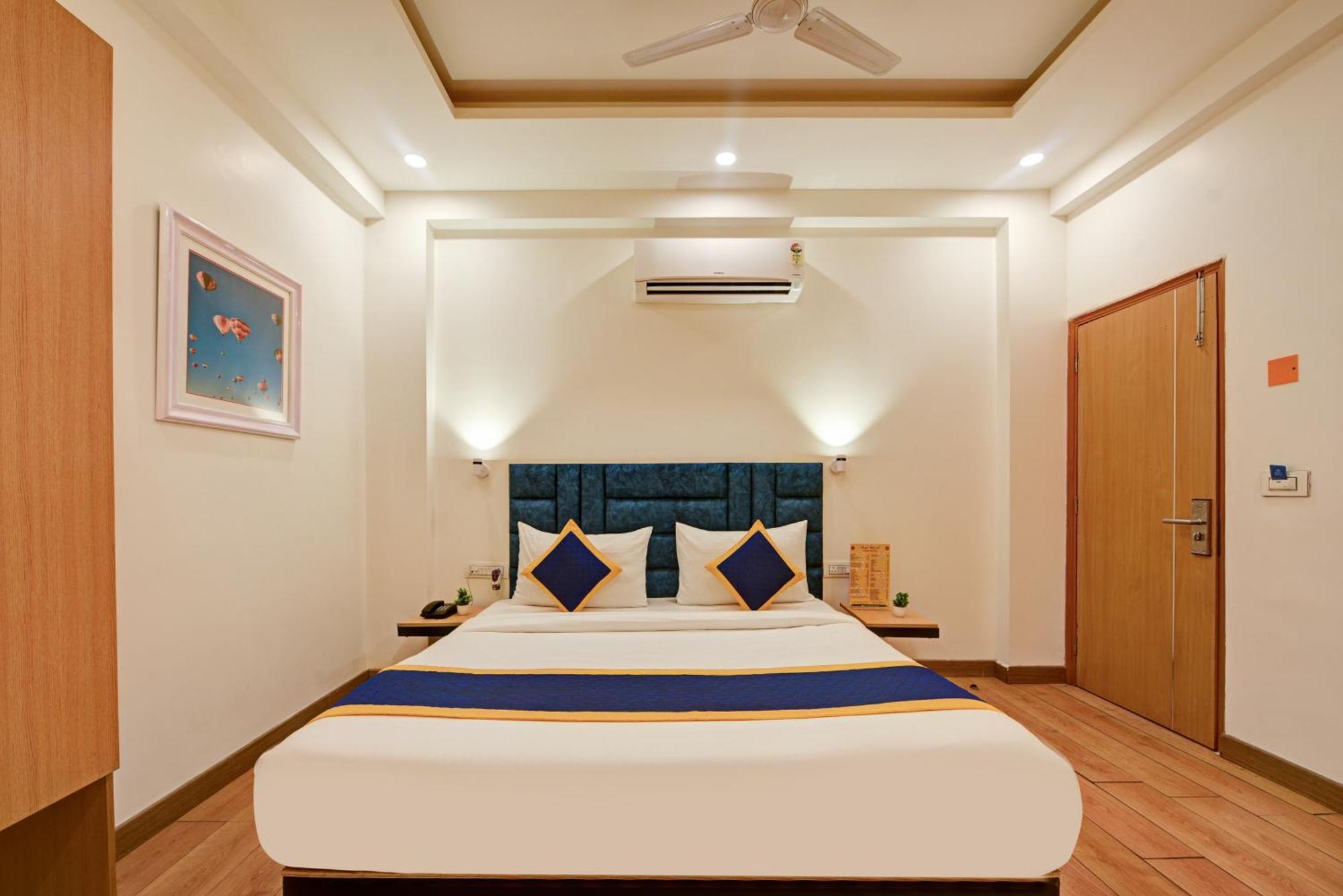 Aamantran Residency Hotel, Sohna Road, Sector 49, Gurugram Gurgaon Exterior photo