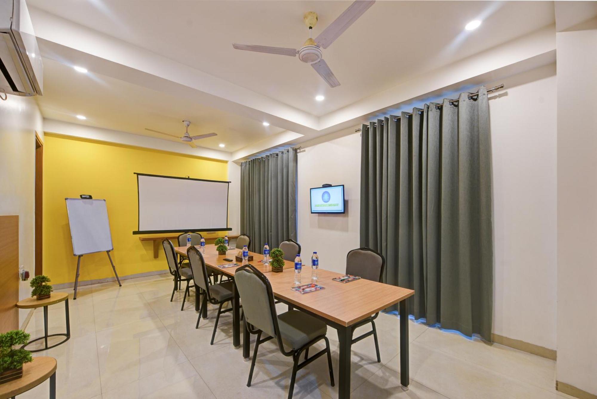 Aamantran Residency Hotel, Sohna Road, Sector 49, Gurugram Gurgaon Exterior photo